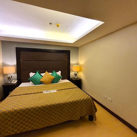 Festive Hotel Makati Paco Экстерьер фото