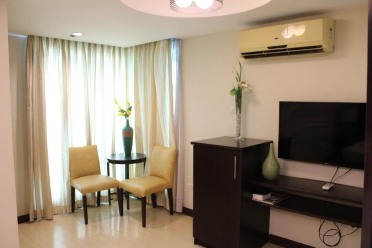 Festive Hotel Makati Paco Экстерьер фото