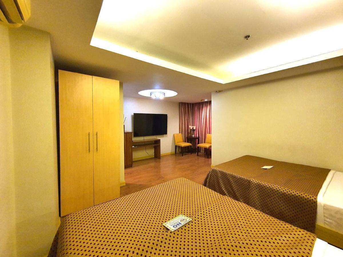 Festive Hotel Makati Paco Экстерьер фото