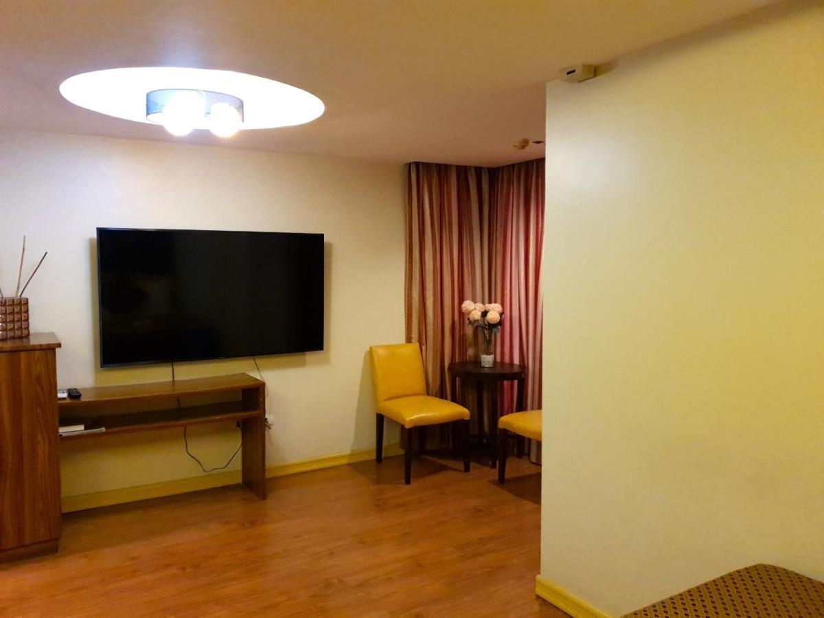 Festive Hotel Makati Paco Экстерьер фото