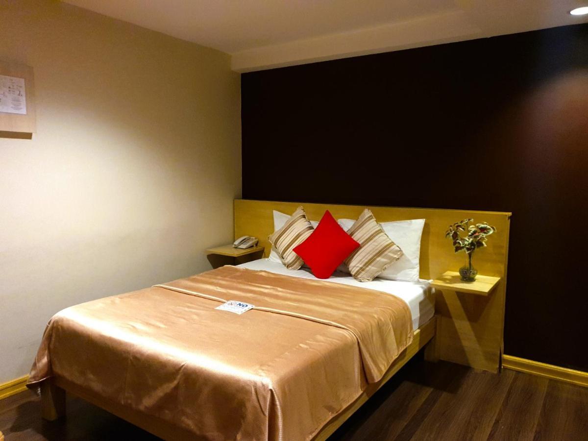 Festive Hotel Makati Paco Экстерьер фото