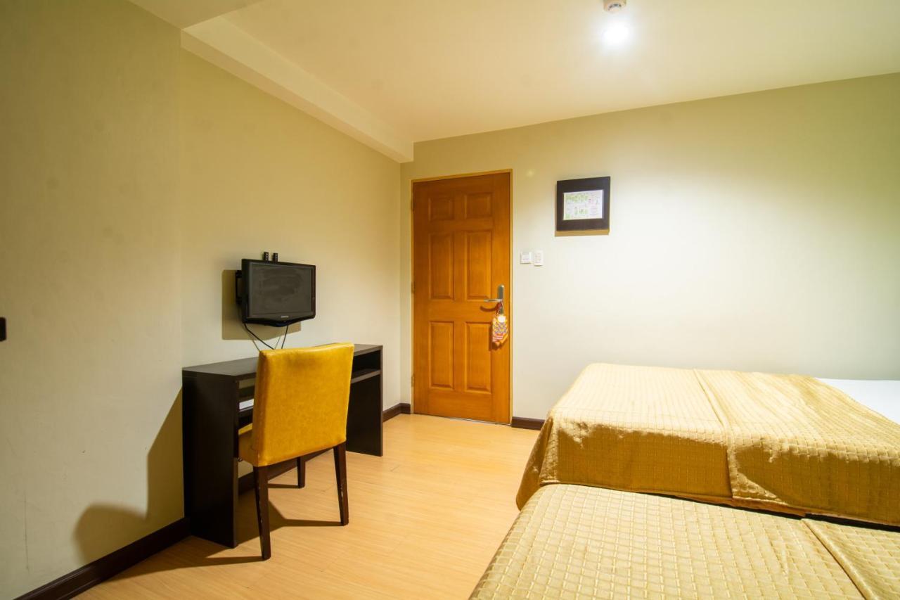 Festive Hotel Makati Paco Экстерьер фото
