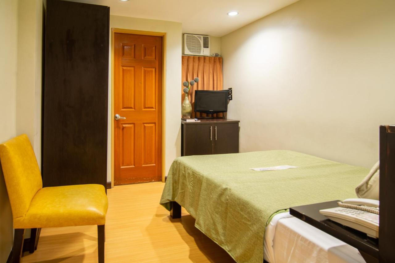 Festive Hotel Makati Paco Экстерьер фото