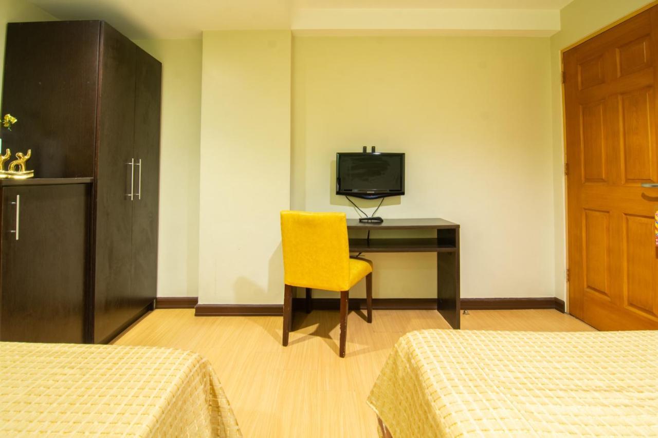 Festive Hotel Makati Paco Экстерьер фото