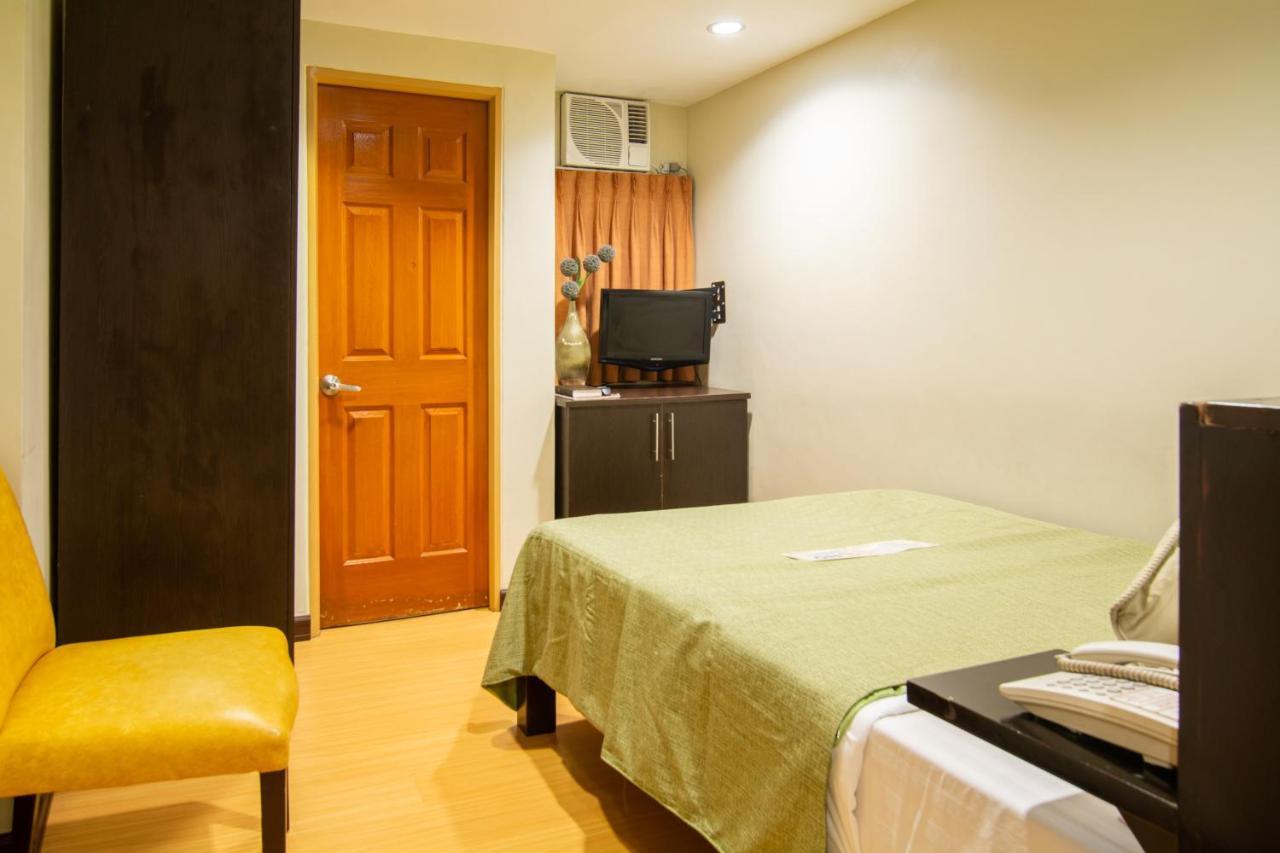 Festive Hotel Makati Paco Экстерьер фото