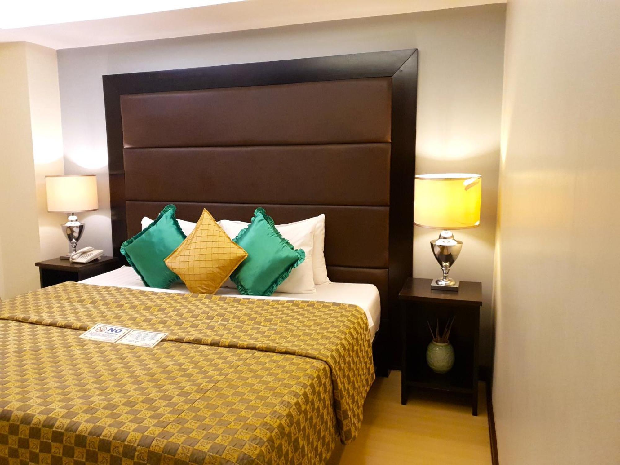 Festive Hotel Makati Paco Экстерьер фото